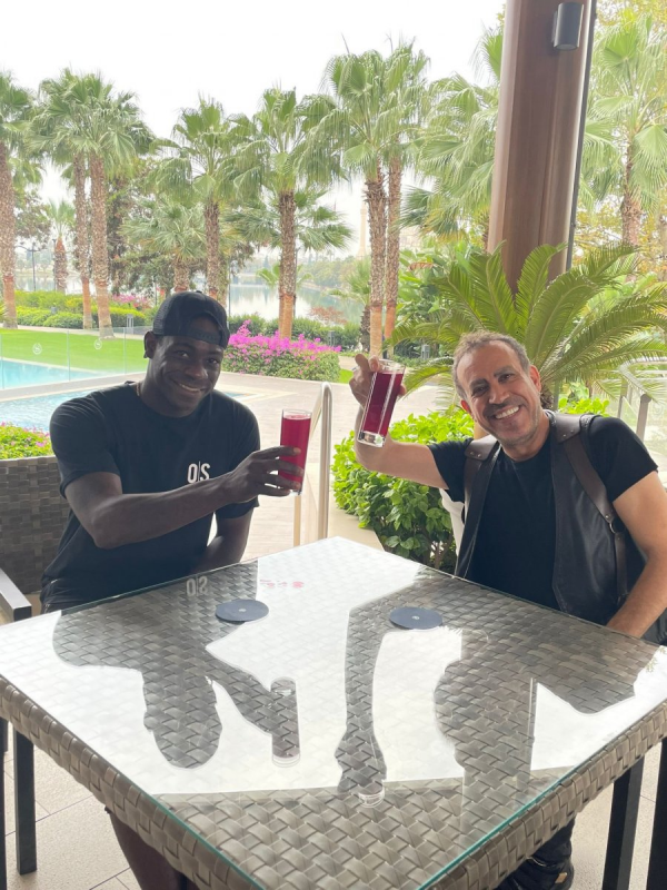 Balotelli'den 6 aileye yardım